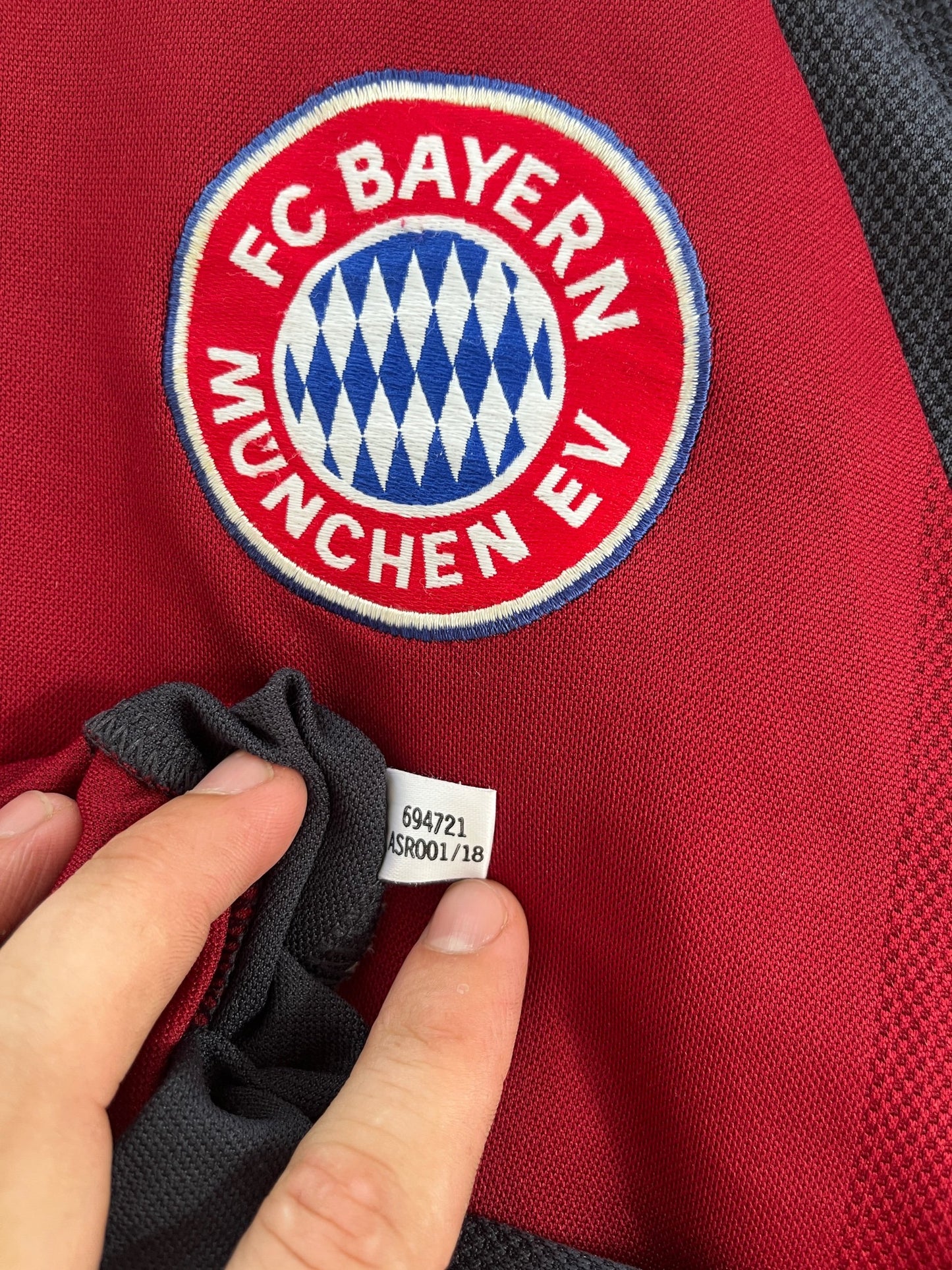 Bayern Munich 2001/02 Home Extra Large Hargraves 23