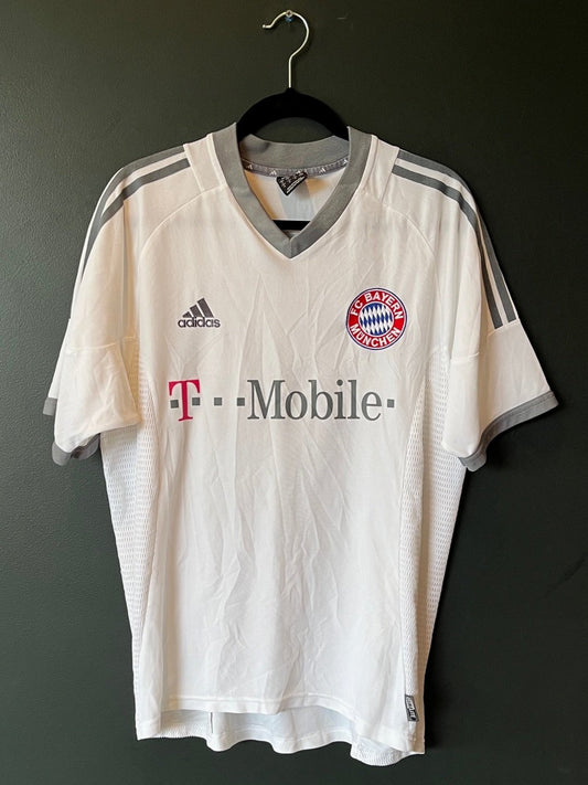 Bayern Munich 2002/03 Away Medium Maakay 10