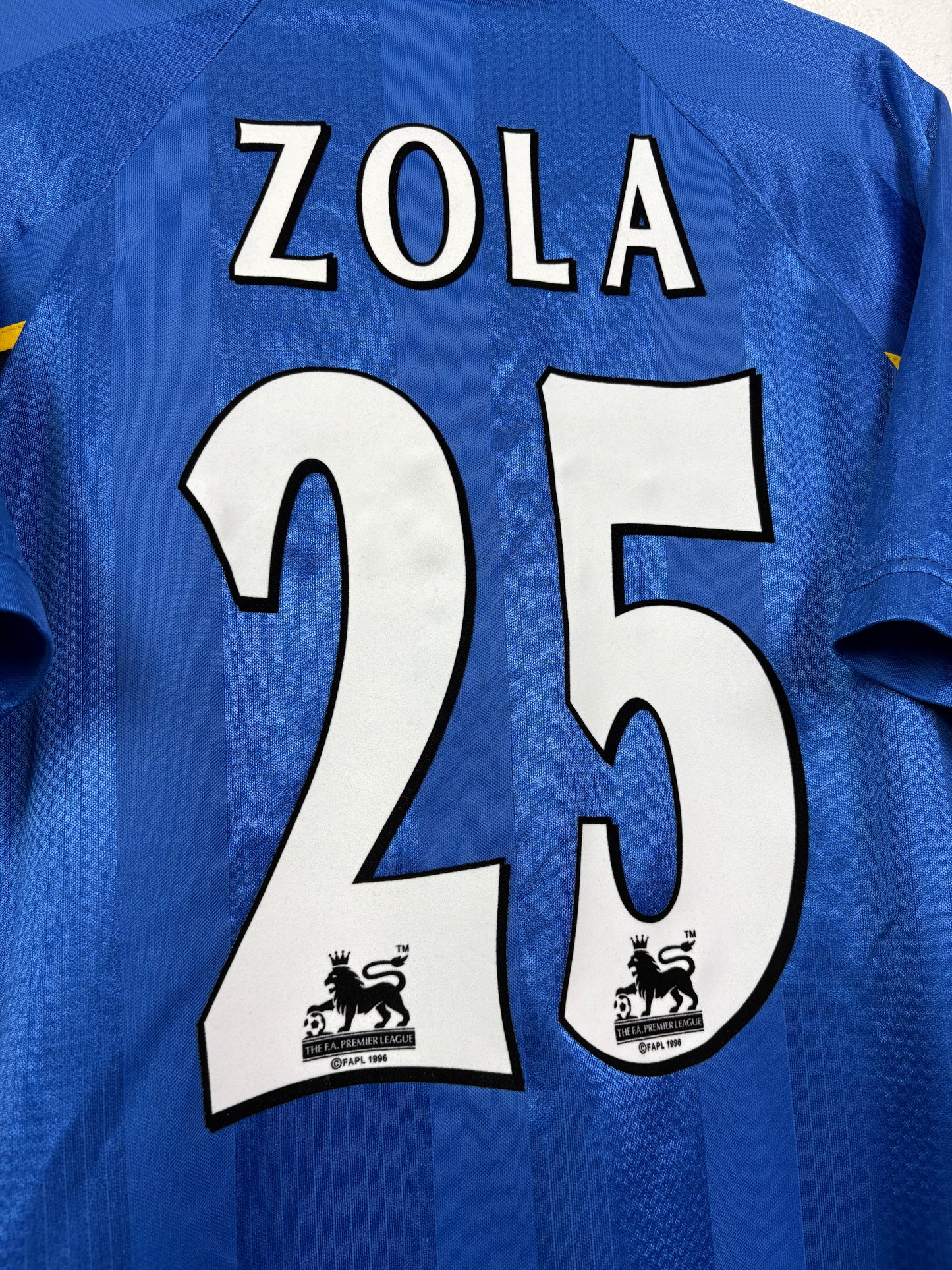 Chelsea 1998/99 Home Umbro Football Shirt L Zola 25