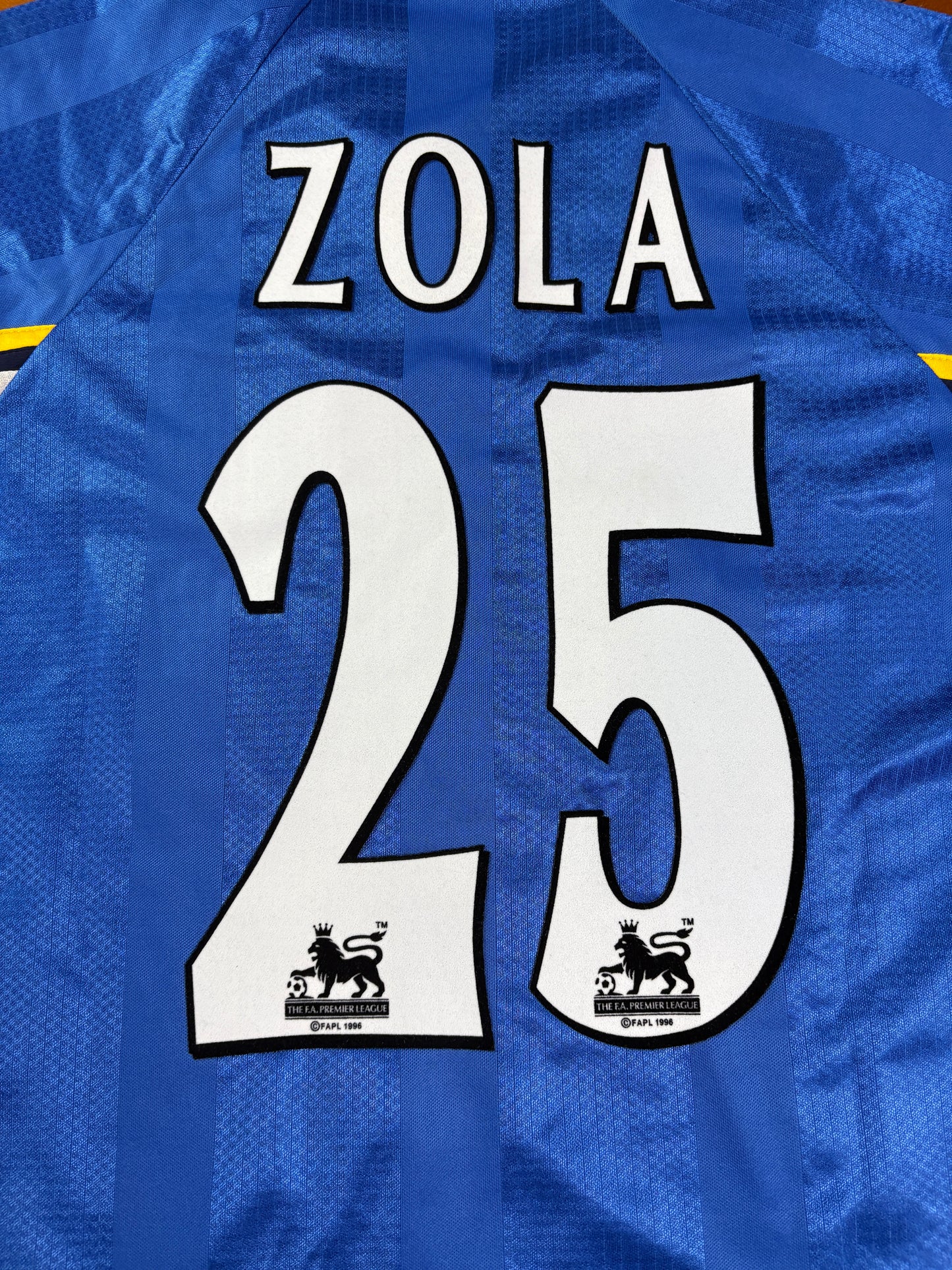 Chelsea 1998/99 Home Umbro Football Shirt Large Zola 25